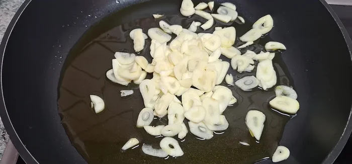 Cocinar los ajos hasta que cojan un poco de color, sin quemarlos.