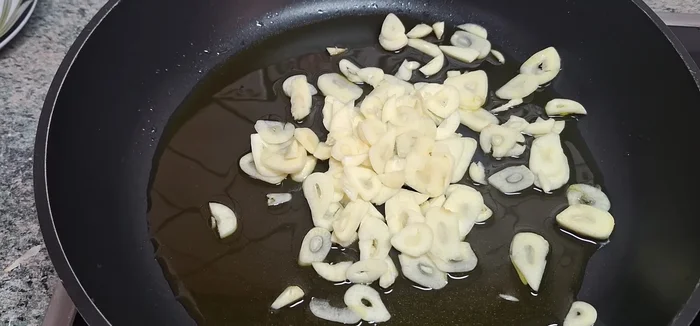 Agregar una guindilla (o más, al gusto).