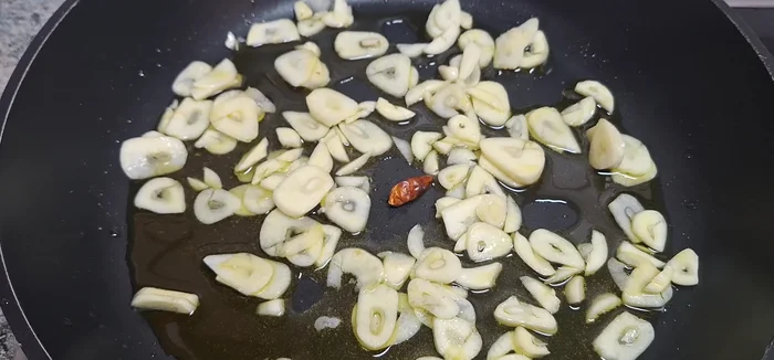 Incorporar los langostinos, el pimentón dulce (poco, para dar color) y mezclar.