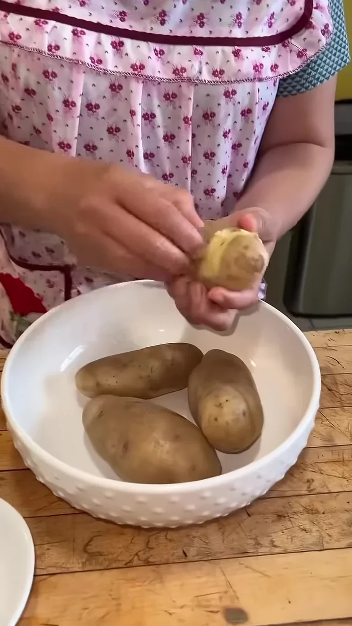 Pelar las papas mientras aún están tibias.