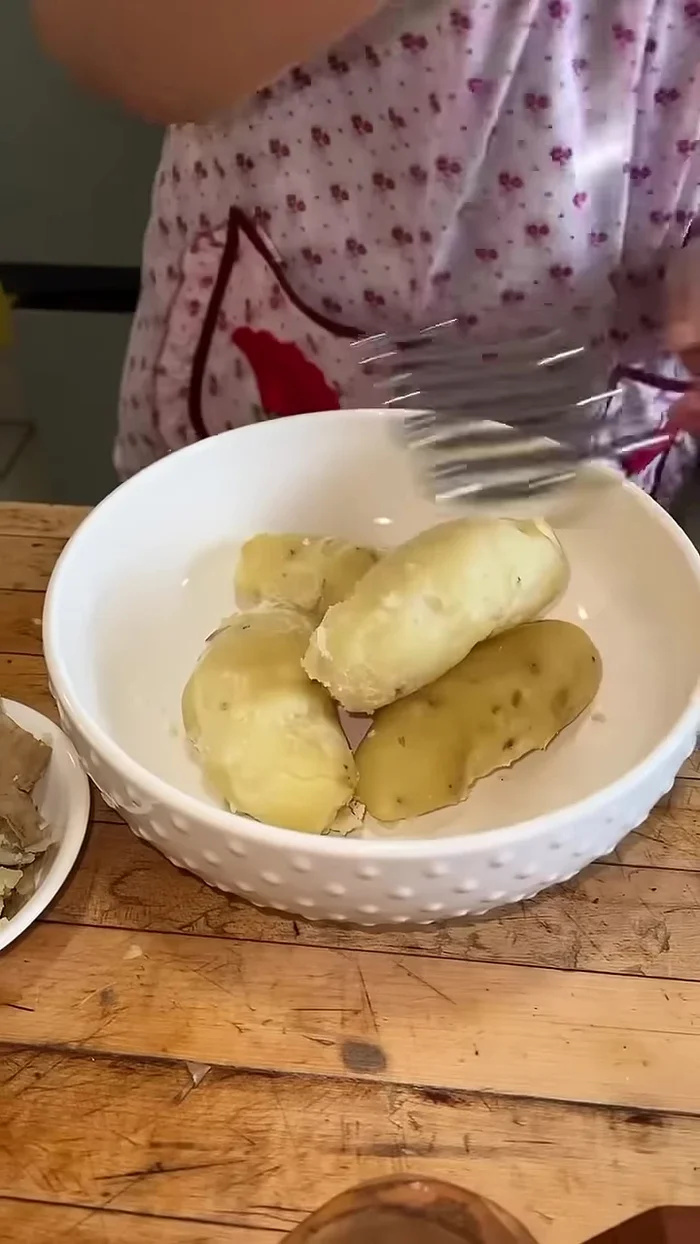 Aplastar las papas con un aplastador hasta obtener una textura uniforme.