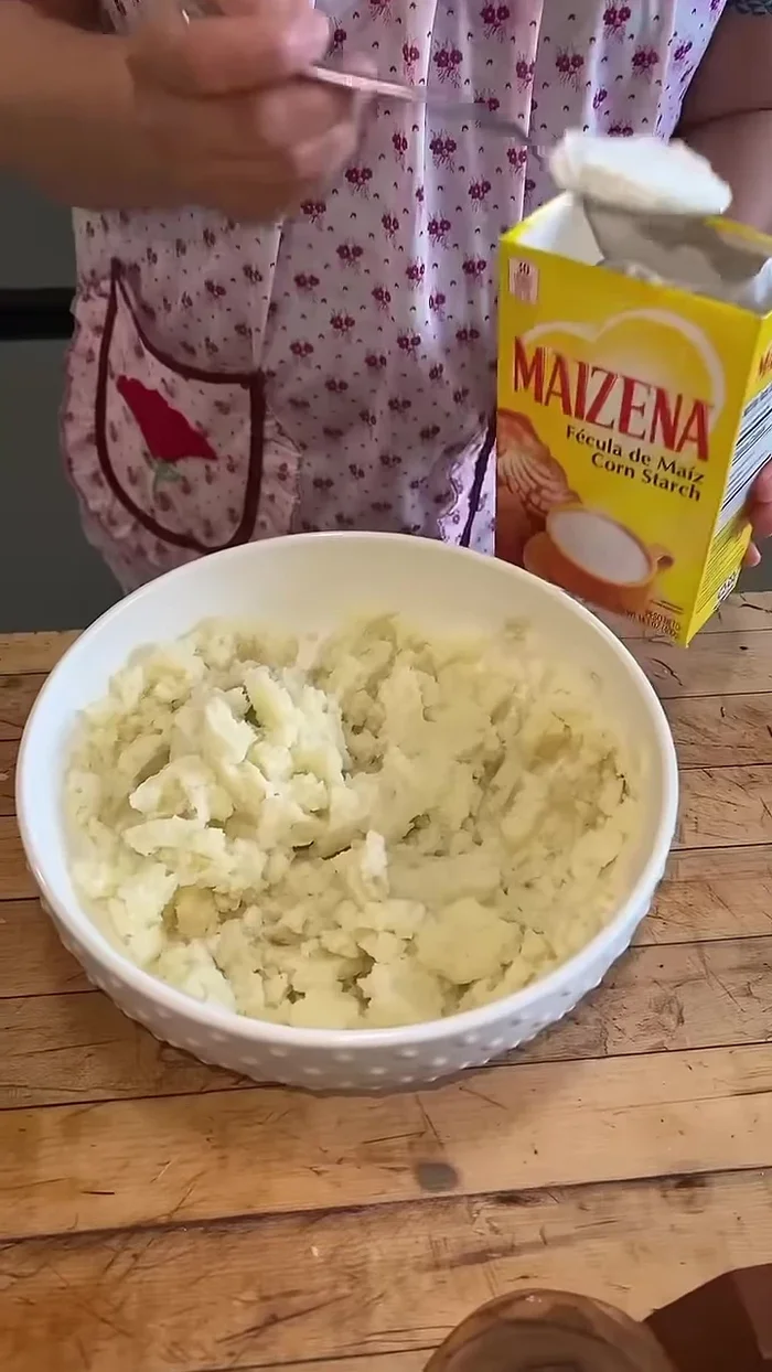 Agregar fécula de maíz, sal y pimienta al gusto. Amasar bien hasta obtener una masa consistente.