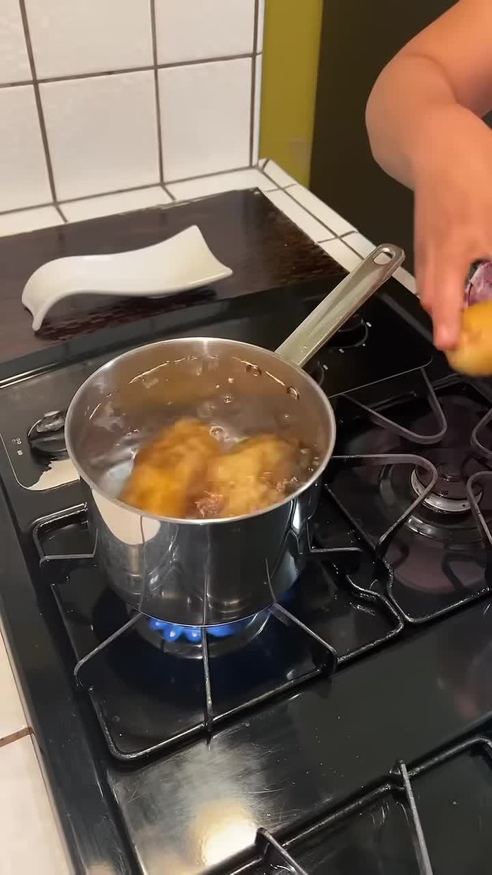 Cocer las papas hasta que estén suaves. Se puede saber que están listas cuando el cuchillo entra fácilmente.
