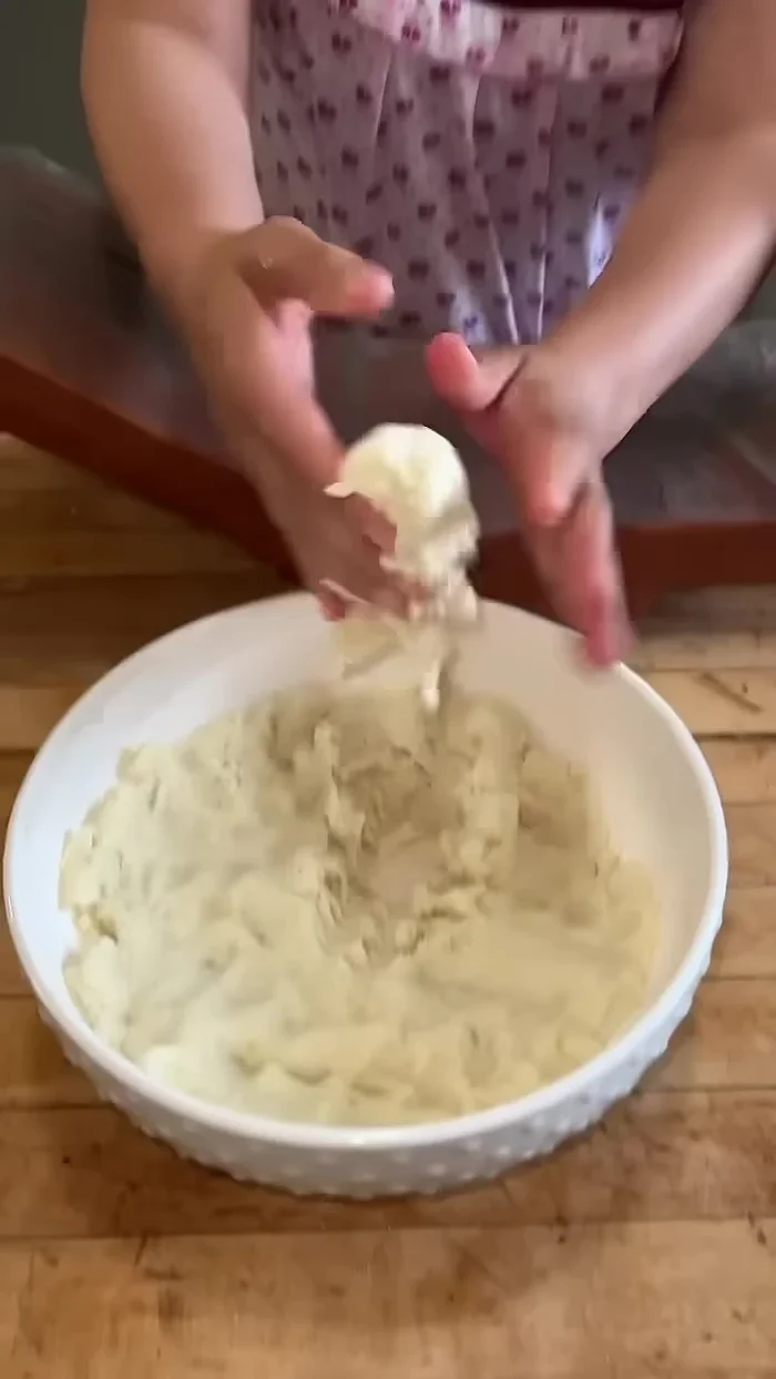 Formar las tortillas con la masa. Se puede usar un rodillo para obtener un grosor uniforme.