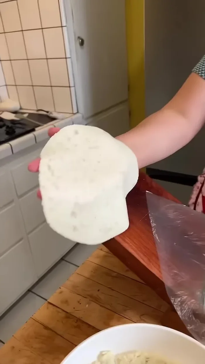 Cocer las tortillas en un comal caliente hasta que estén doradas por ambos lados.