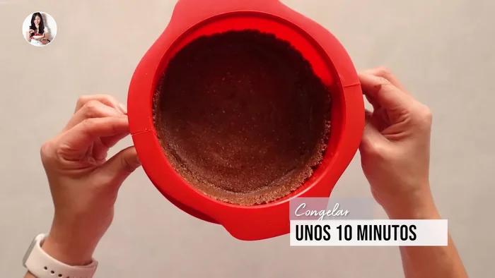 Llevar la base al congelador por 10 minutos.