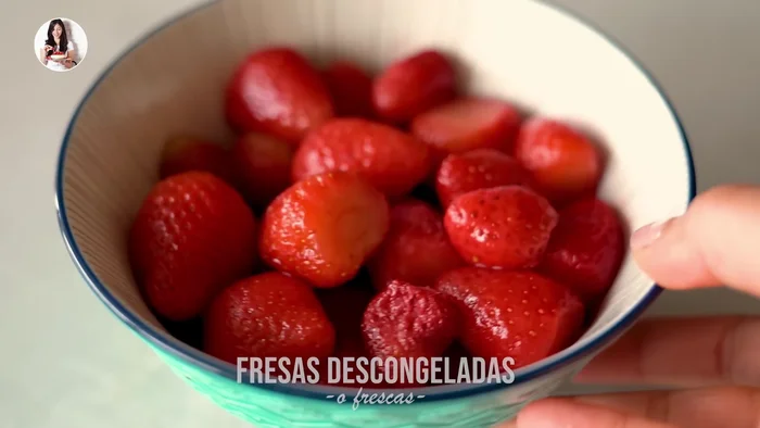 En un bol, mezclar las fresas procesadas, la ricotta o requesón, el endulzante y la vainilla (opcional).