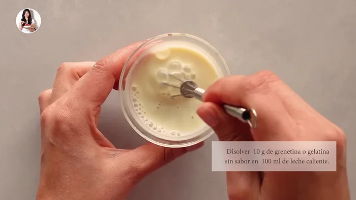 Disolver la gelatina en polvo en leche caliente.