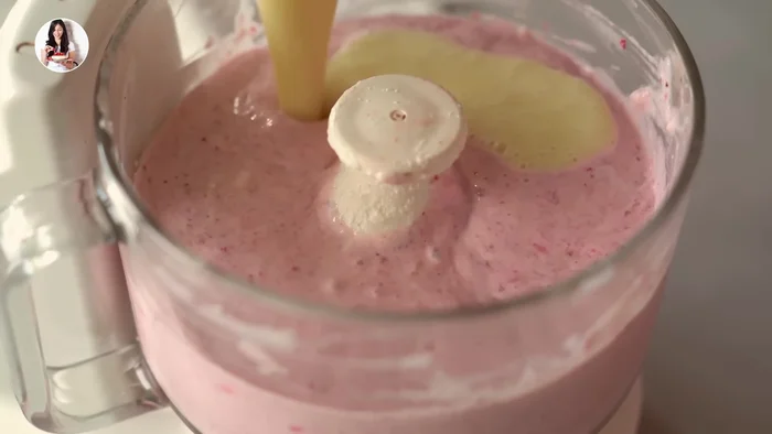 Agregar la gelatina disuelta a la mezcla de fresas y ricotta.
