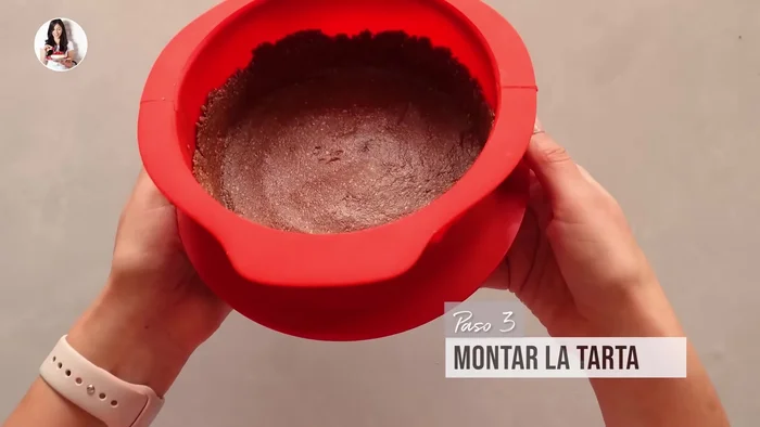 Verter la mezcla sobre la base de frutos secos en el molde.