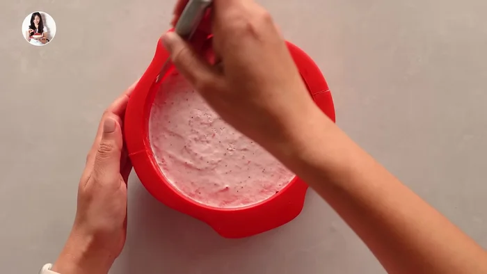 Desmoldar cuidadosamente y decorar al gusto (fresas frescas, salsa de fresas, nata montada, etc.).
