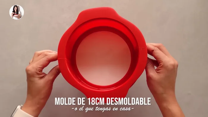 Distribuir la mezcla de frutos secos en un molde desmoldable, presionando ligeramente para compactar.