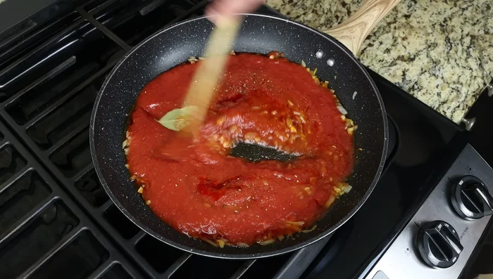 Cocinar a fuego lento durante 5 minutos hasta que la salsa espese ligeramente.