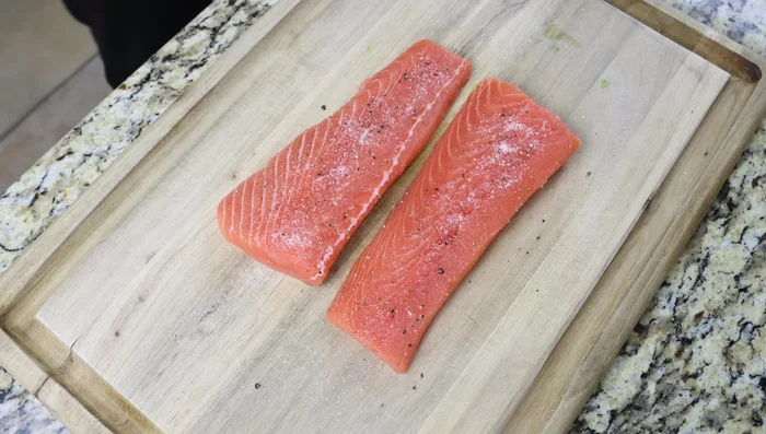 Cortar cada filete en dos. Agregar los trozos de salmón a la sartén en una sola capa.