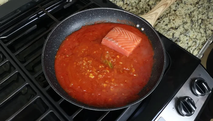 Voltear el salmón para cubrirlo con la salsa. Tapar la sartén y cocinar a fuego medio-bajo durante 5-10 minutos, hasta que esté bien cocido.