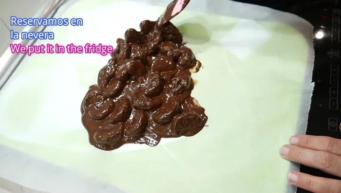 Refrigerar: Reserva en la nevera hasta que el chocolate cuaje por completo.