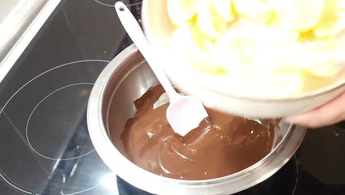 Repetir el proceso: Funde la misma cantidad de chocolate (200g) y repite los pasos 2 y 3 con gajos de naranja esta vez.