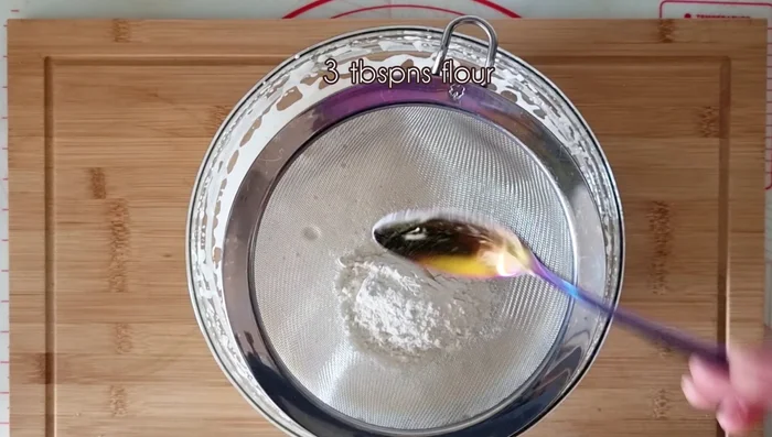 Precalentar el horno a 180°C (arriba y abajo). Hornear la masa en una bandeja con papel de hornear a 180°C durante 12 minutos.
