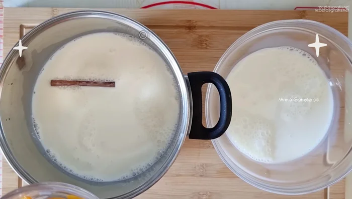 Mientras, mezclar en una taza 100 ml de leche, las yemas de huevo, la esencia de vainilla y la maicena hasta que no queden grumos.