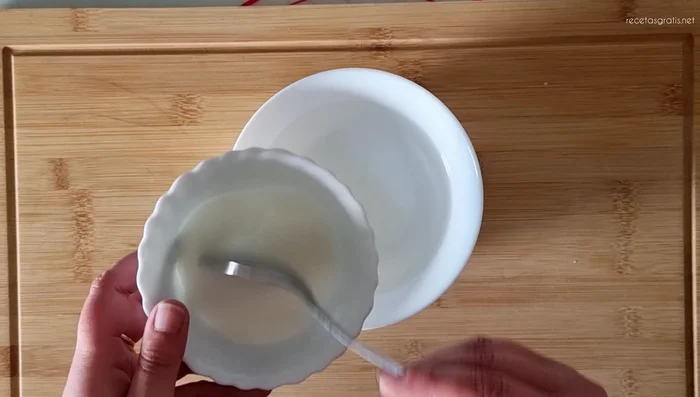 Preparar el almíbar: mezclar 150 ml de agua, 3 cucharadas de azúcar y 3 cucharadas de brandy o moscatel en el microondas durante 1-2 minutos.