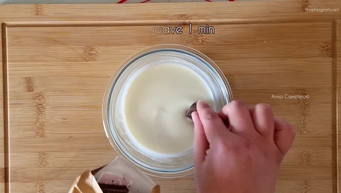Preparar la cobertura de chocolate: derretir 150 ml de nata, 150 g de chocolate, 20 g de mantequilla y 1 cucharada de azúcar en el microondas.