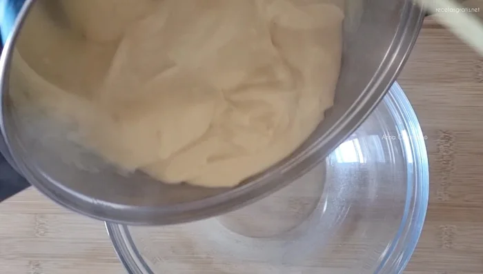 Poner la crema en un bol, cubrirla con film y refrigerar.