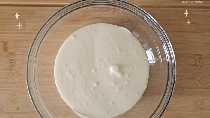En un recipiente, mezcla la mitad de la nata, la leche condensada y el zumo de limón.