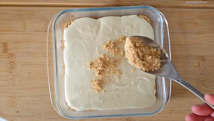 Cubre con el resto de la mezcla de nata, leche condensada y limón.