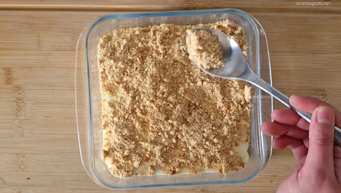 Cubre con el resto de las galletas trituradas.