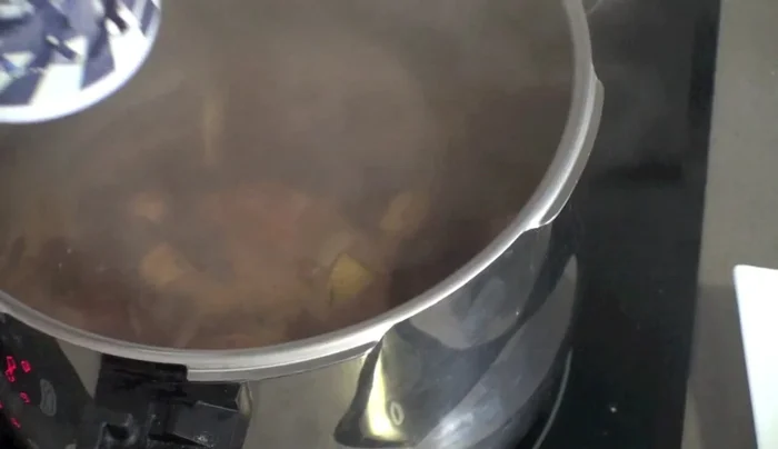 Agregar 3 tazas de agua, pimienta negra, comino, pimentón dulce y sal. Añadir la carne sellada.