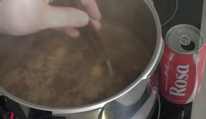 Cuando empiece a hervir, tapar la olla y cocinar a fuego medio-bajo (nivel 2 en olla express).
