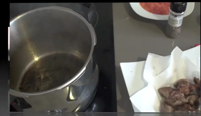 Añadir toda la verdura a la olla y rehogar durante un minuto.
