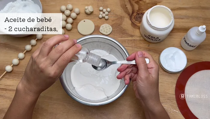 Agregar dos cucharadas de aceite de bebé, una cucharadita de vinagre y una cucharadita de crema espesa.