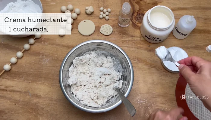 Amasar bien todos los ingredientes hasta formar una masa homogénea. Si la masa está muy seca, agregar más cola vinílica, cucharada por cucharada.