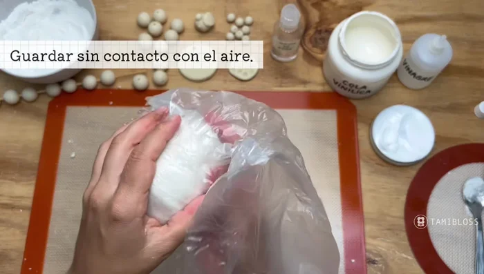 Una vez que la masa esté consistente, envolverla en una bolsa plástica y dejar reposar por al menos una hora o dos para que la harina de arroz se hidrate.