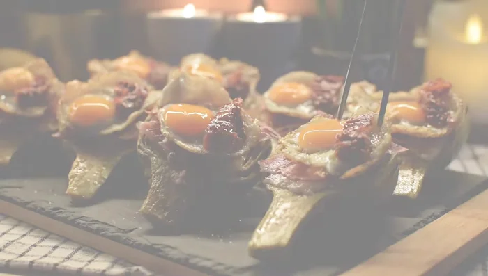 Decorar con tiras de tomate seco en aceite para un contraste dulce.