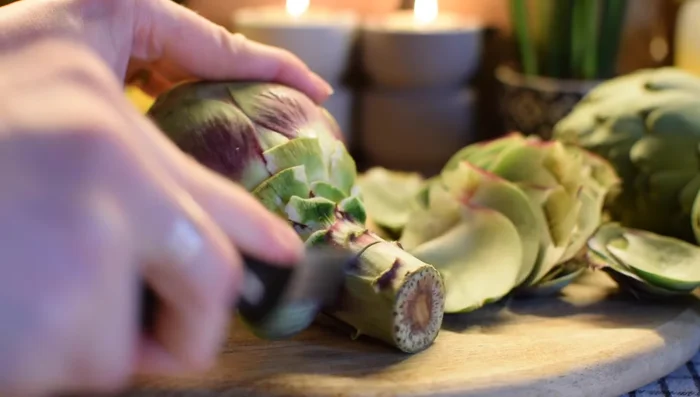 Preparar una olla con agua, zumo de limón y cáscara de limón. Esto evita la oxidación y mantiene el sabor suave.