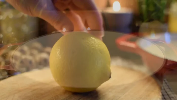 Incorporar las alcachofas con una pizca de sal y hervir durante 12-15 minutos hasta que estén tiernas.