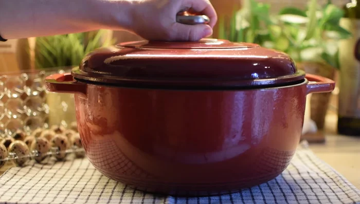 Escurrir las alcachofas y dorarlas en una sartén con aceite de oliva por ambos lados.