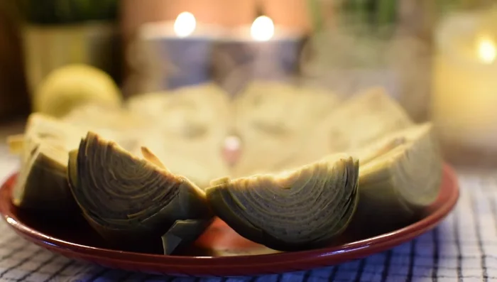 Colocar las alcachofas en un plato, añadir sal.