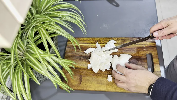 Desmigar el bacalao y freírlo en una sartén con aceite de oliva a fuego medio alto hasta que pierda el líquido. (169.959)