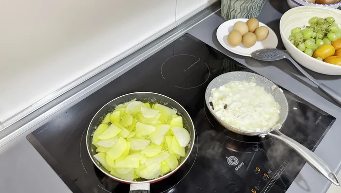 En la misma sartén, freír los huevos con un dedo de aceite caliente, teniendo cuidado de no salpicar la yema. Salpimentar. (270.44)