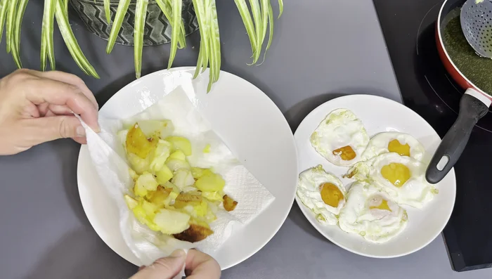 Una vez fritas las patatas, retirar del fuego y salar. (384.039)