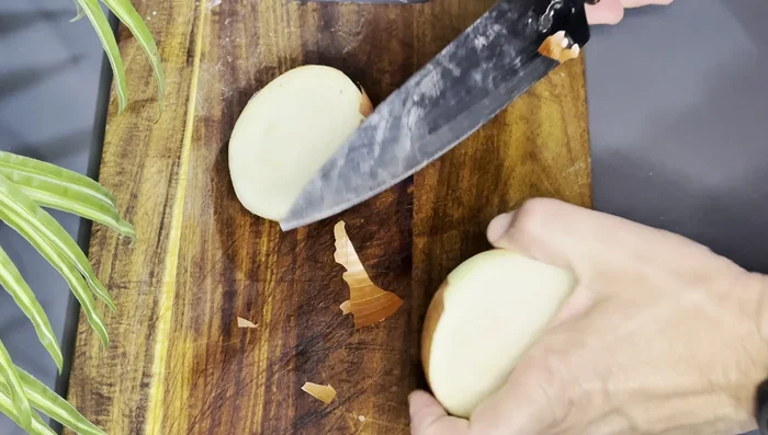 Cortar la cebolla por la mitad y picar la mitad. (45.239)