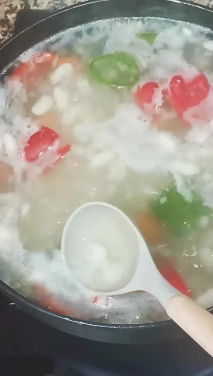 Retirar la espuma que suelten las alubias y añadir agua fría para asustarlas (para evitar que se rompan).