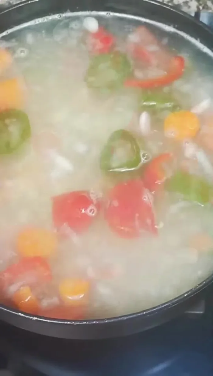 Tapar y dejar cocinar una hora a fuego lento.