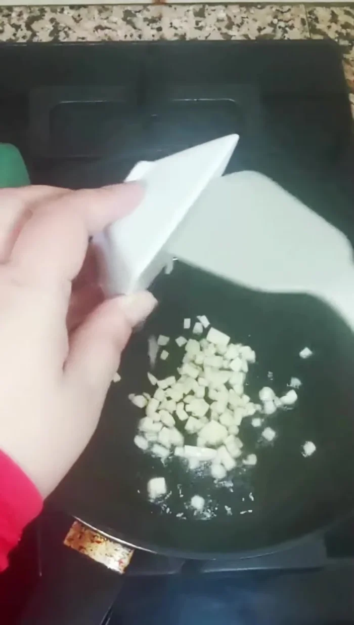 Aparte, sofreír los ajos hasta que cojan color. Agregar el pimentón, remover un minuto y retirar.