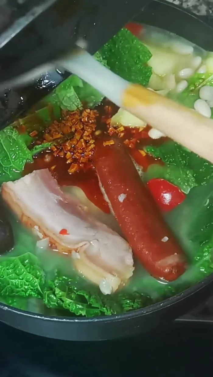 Incorporar el sofrito, remover bien y dejar cocinar 30 minutos más.