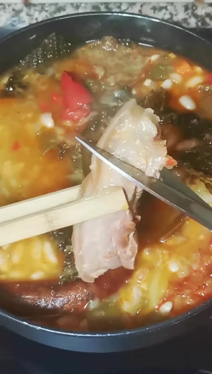 Una vez listas las alubias, cortar la carne.