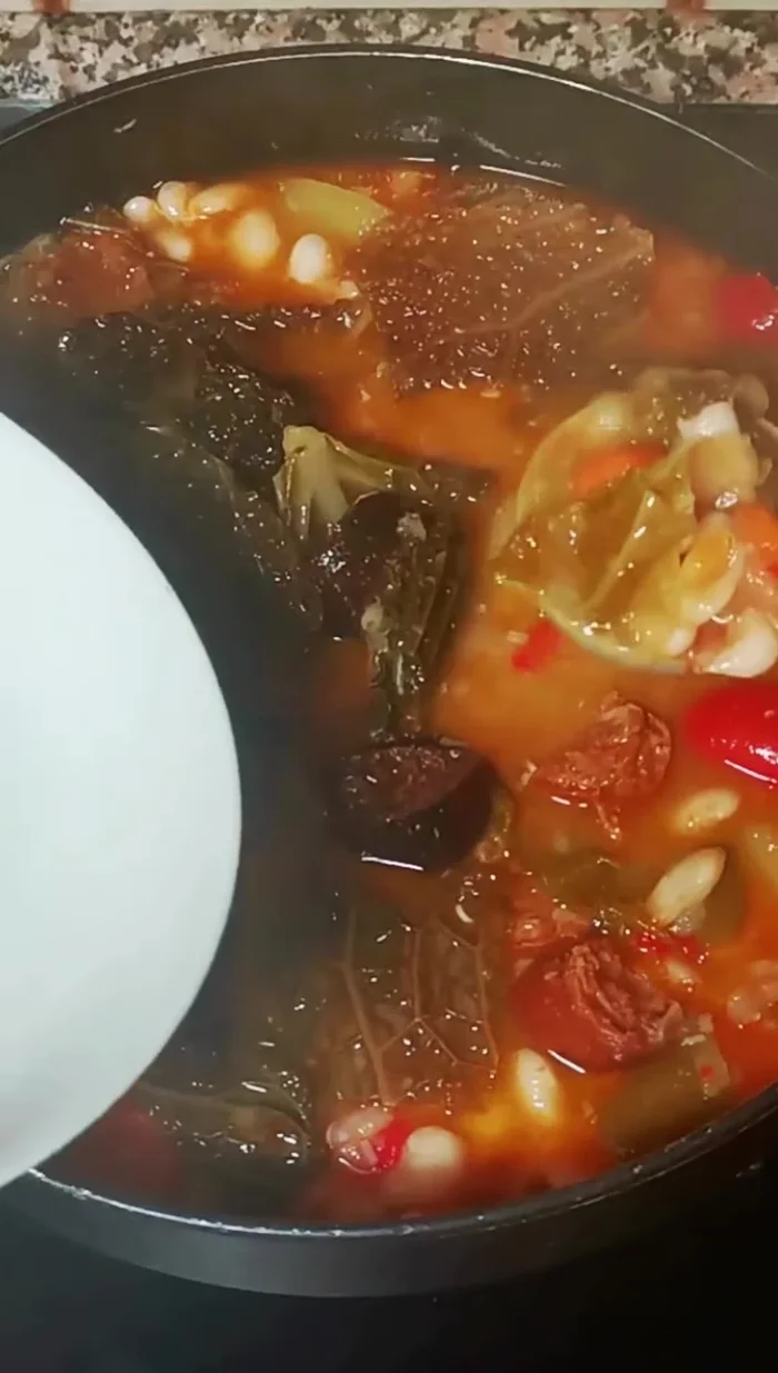 Servir caliente con pan casero y una copita de vino.